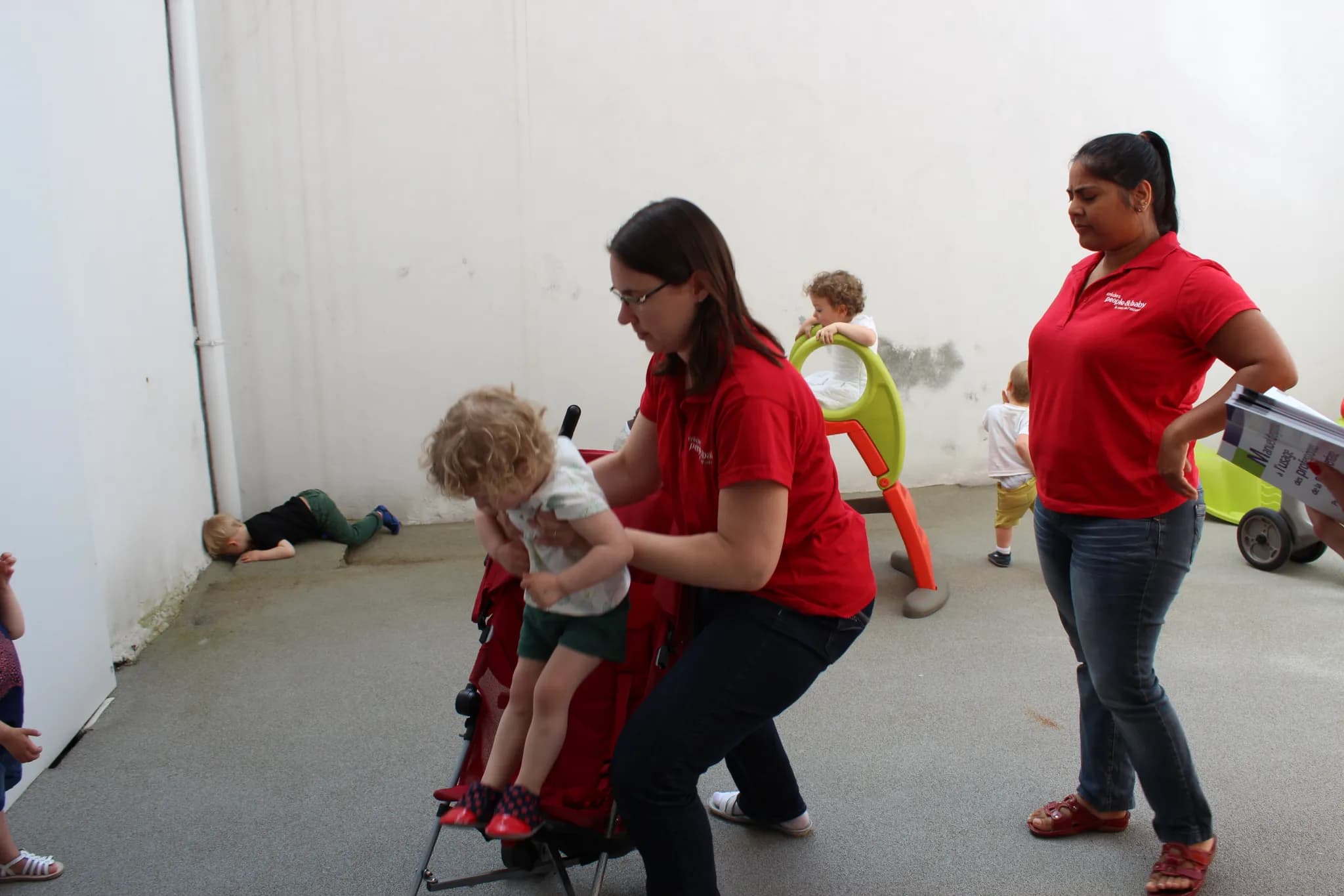 formation-formateur-gestes-postures Formation de formateur avec enfants dans un espace extérieur